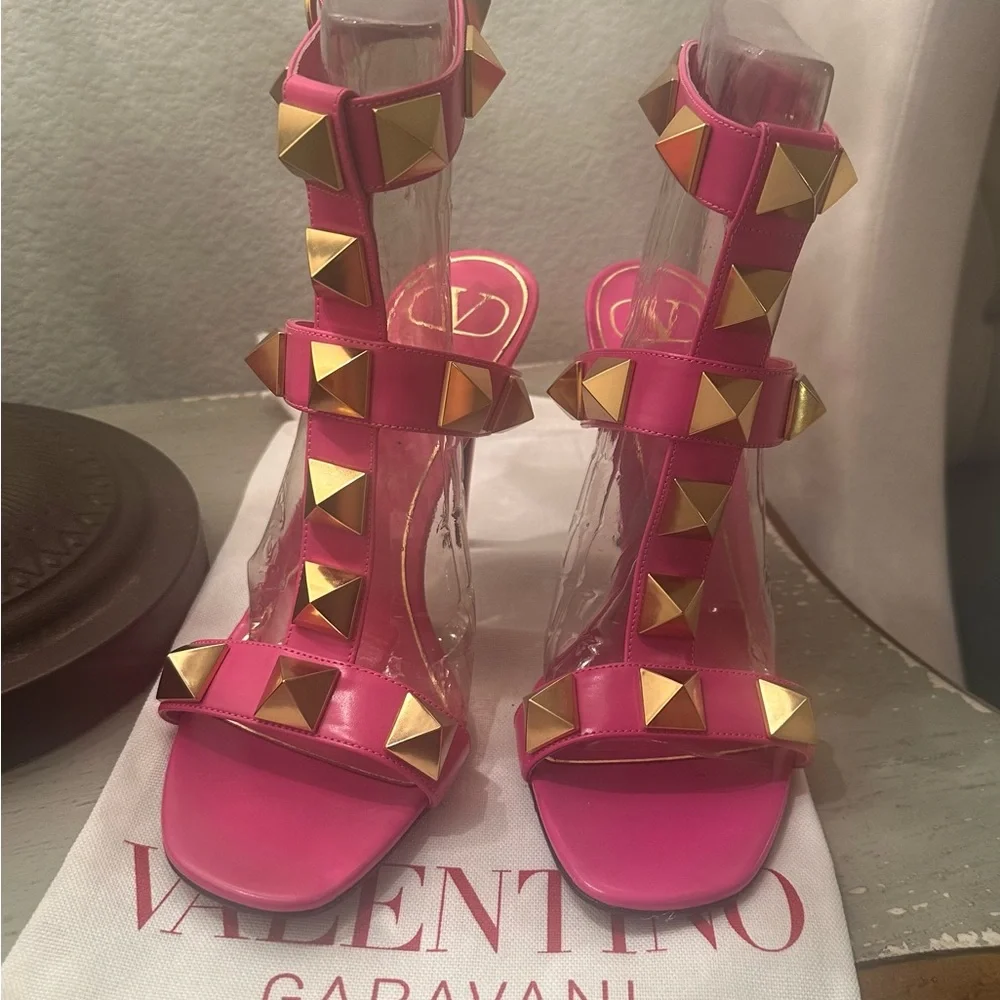 Valentino Garavani Hot Pink and Gold Studded Women's Heels (Worn once) Size 38 - Picture 4 of 8